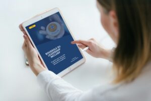 Le guide court Boussole du Leadership inclusif lu sur une tablette