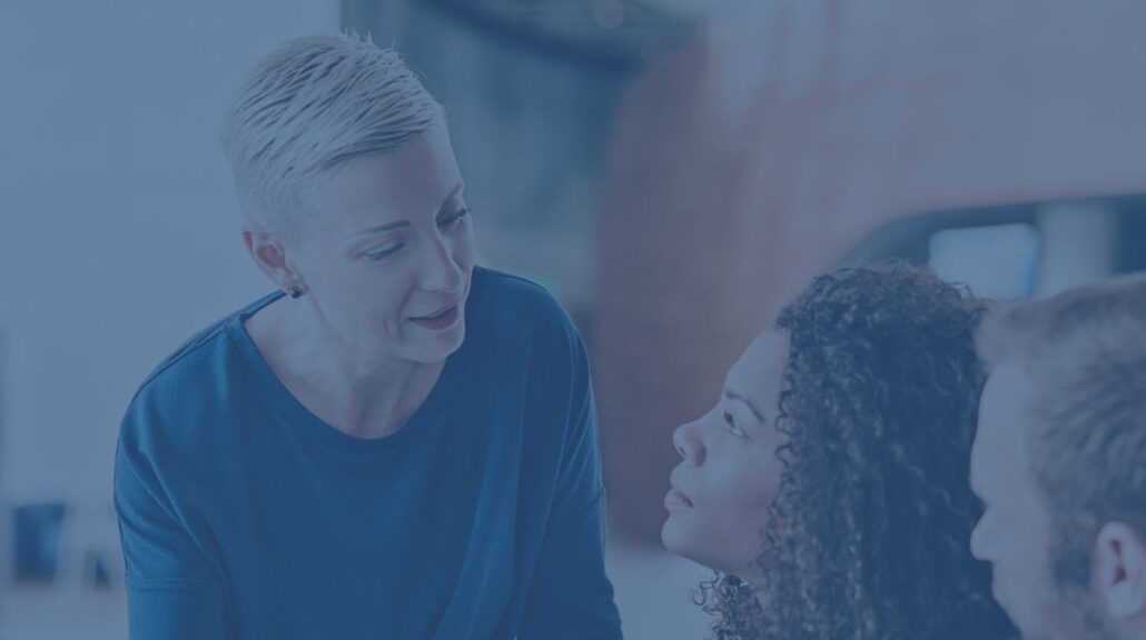 une leader senior avec son &eacute;quipe diverse
